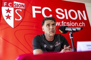 Didier Tholot, entraineur du FC Sion, parle lors d'une conference de presse du FC Sion avant le debut du championnat de Super League le vendredi 19 juillet 2024 a Riddes. (KEYSTONE/Jean-Christophe Bott)
